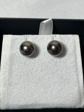 Elegant Black Tahitian Pearl-like Stud Earrings - 925 SS posts. Classic Simple